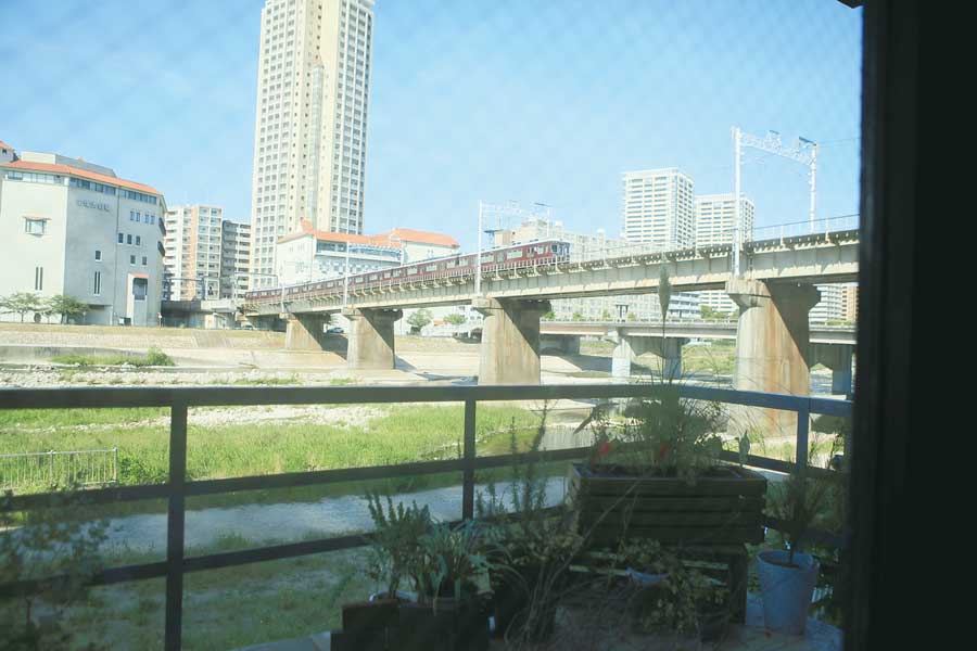 窓の外を走る阪急電車