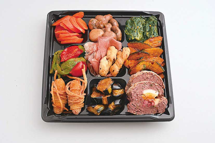 トレーに入ったオードブル