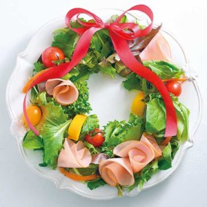リース型に盛り付けたサラダ