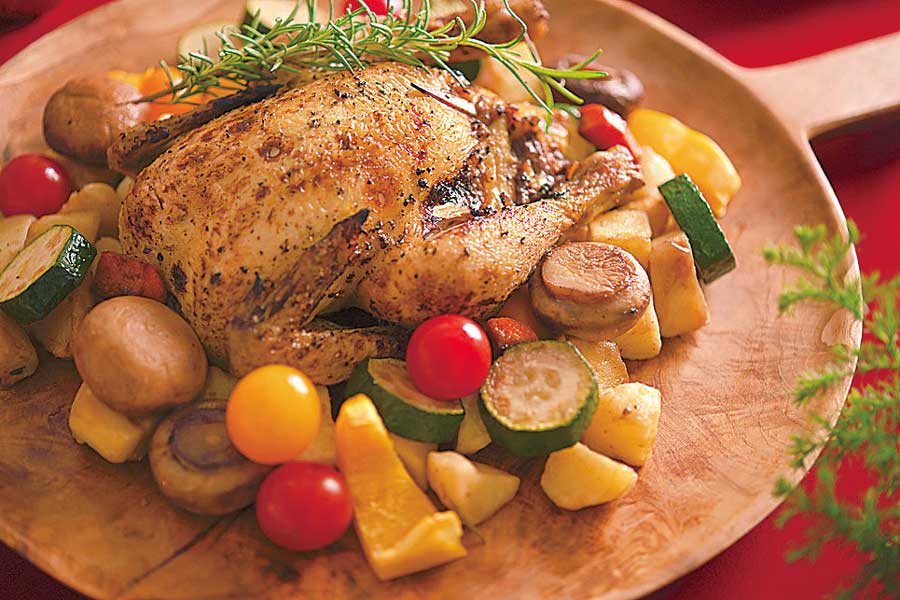 チキンと野菜を盛った皿