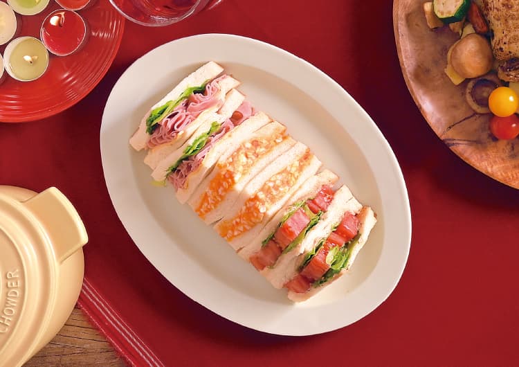 お皿に盛られたサンドウィッチ