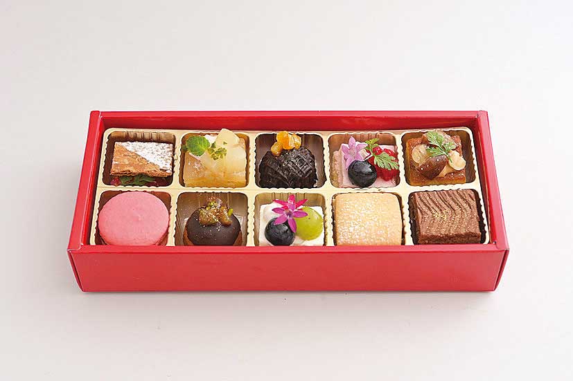 箱に詰められたデザート