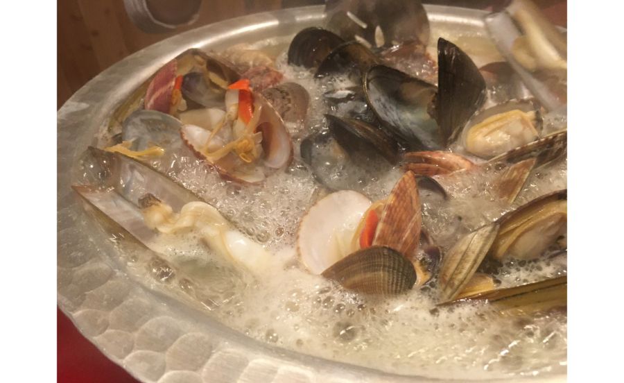 貝のうま味が染み出した貝鍋