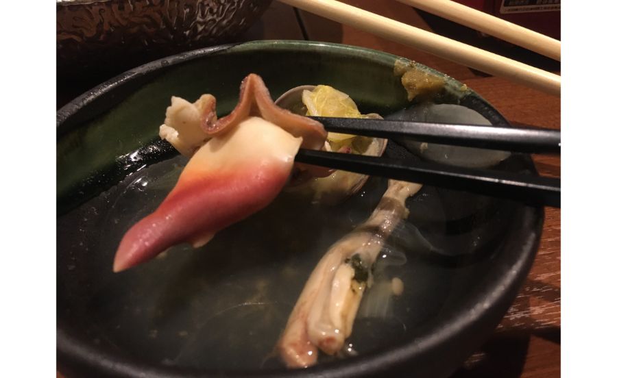 火を入れると鮮やかな色になったホッキ貝