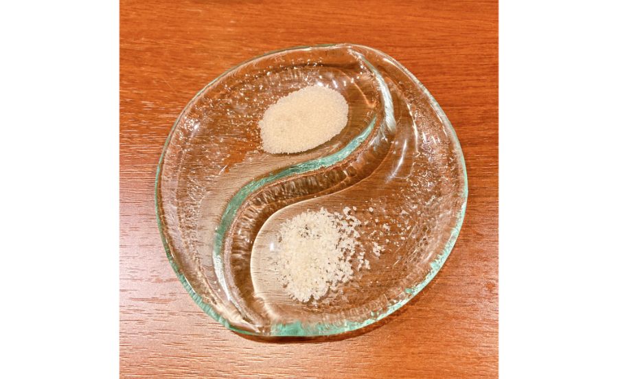 少し茶色になっているのものが燻製した塩。香りがおいしい