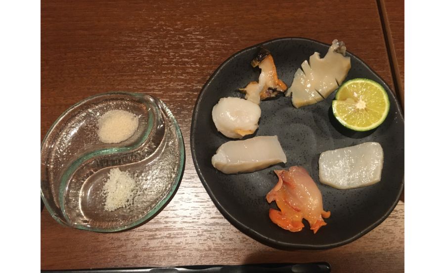 お皿に1つずつ。ひとえに貝といっても形も色も様々