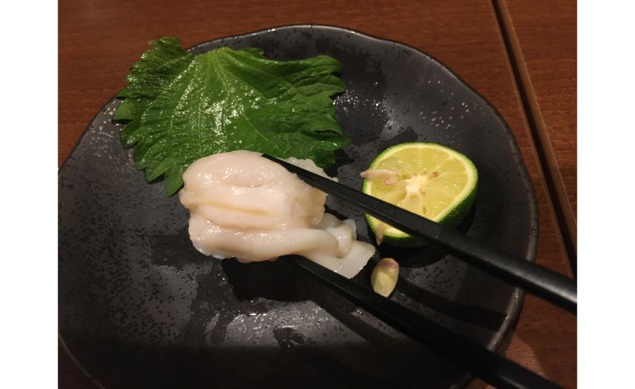 カボスをつけてお塩で食べる貝の刺身