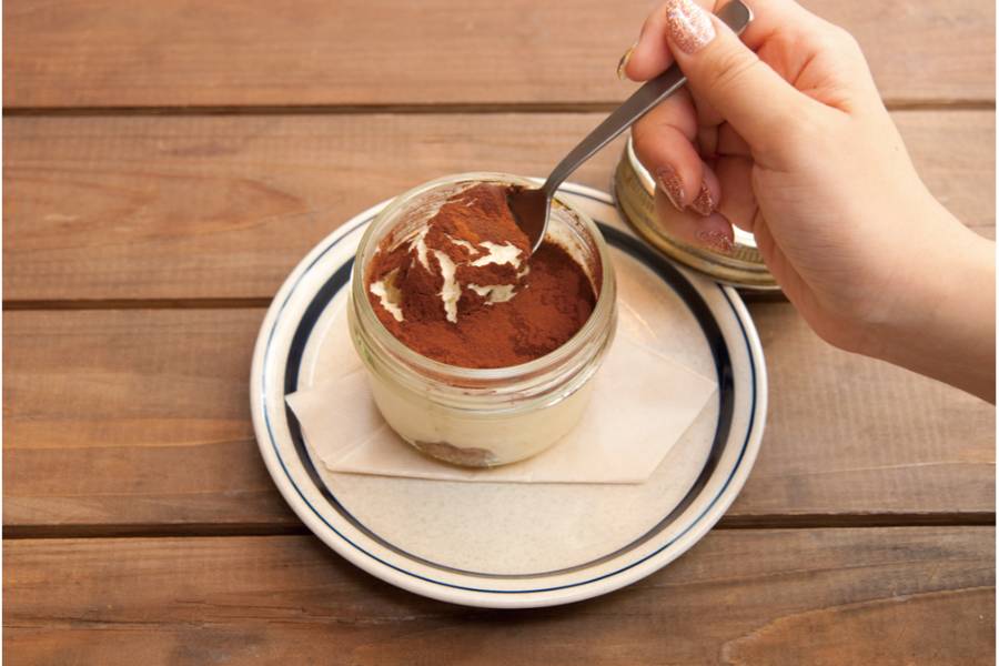 ティラミスをすくう手元