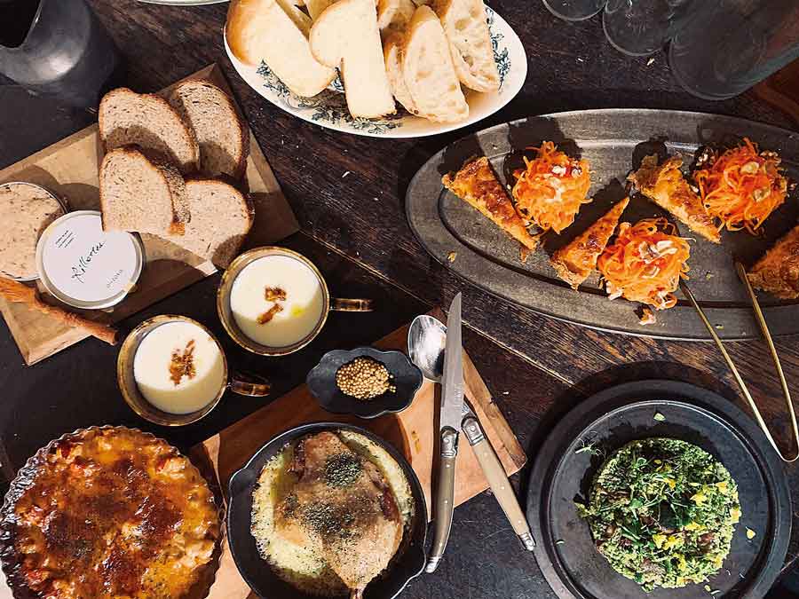 おしゃれにもりつけられた料理