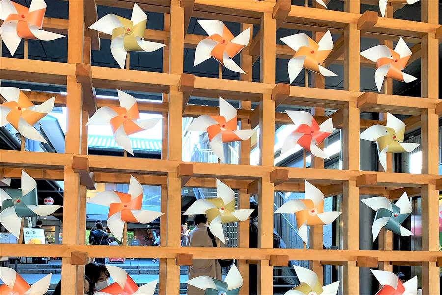 嵐山昇龍園の入り口にある風車