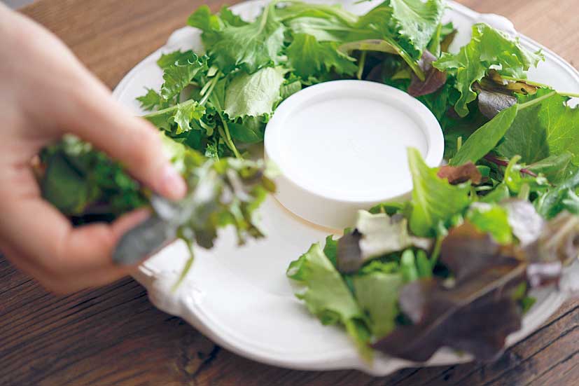 円円型にサラダを盛り付ける手元