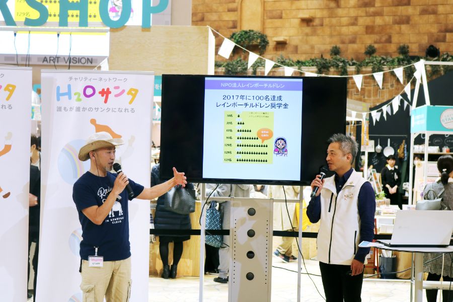 トークする男性2人