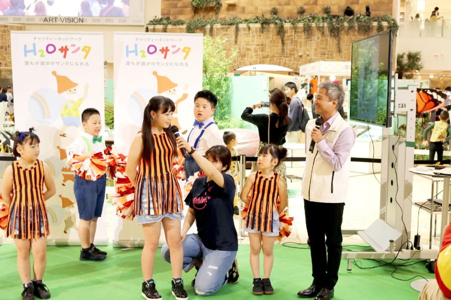 インタビューを受けるこどもたち
