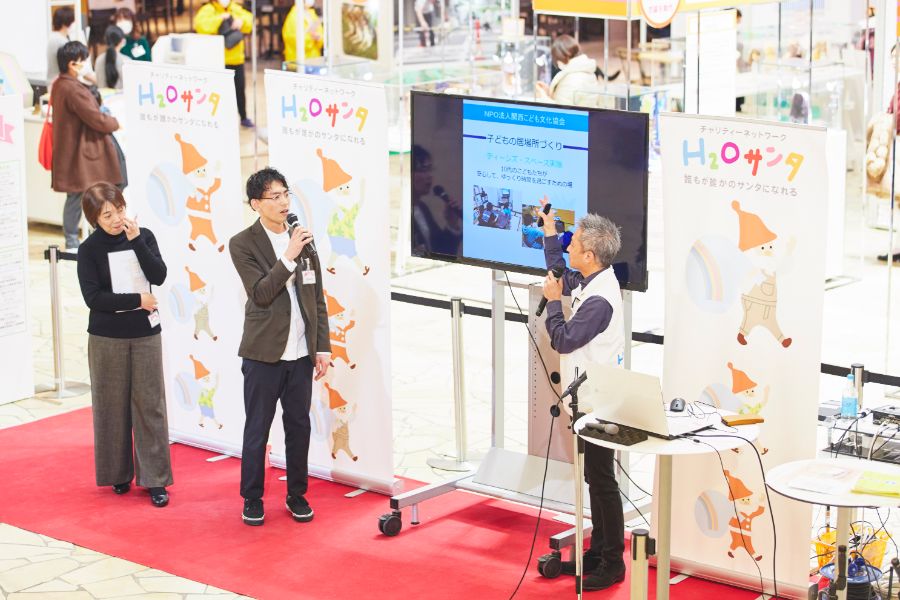 3名の人がトークする様子