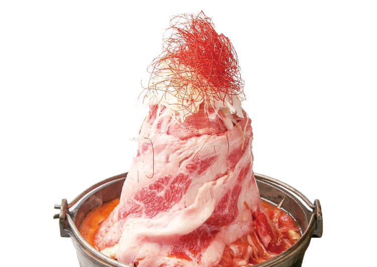 タワーのように肉が積まれた鍋