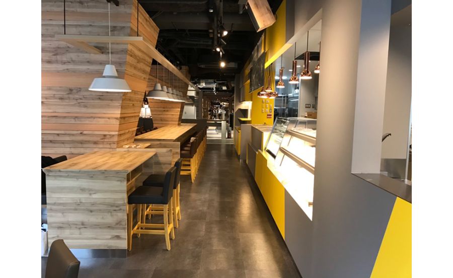 アンドコーヒー メゾンカイザーすいな室町店の内観