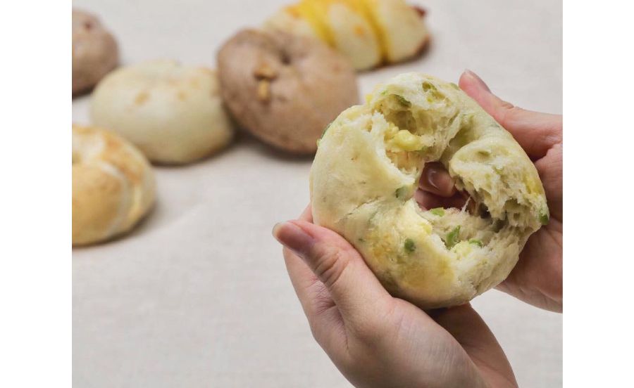 グランディールのベーグルを割っているところ