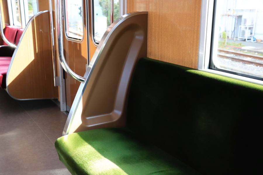 座席シートの端のくぼみ