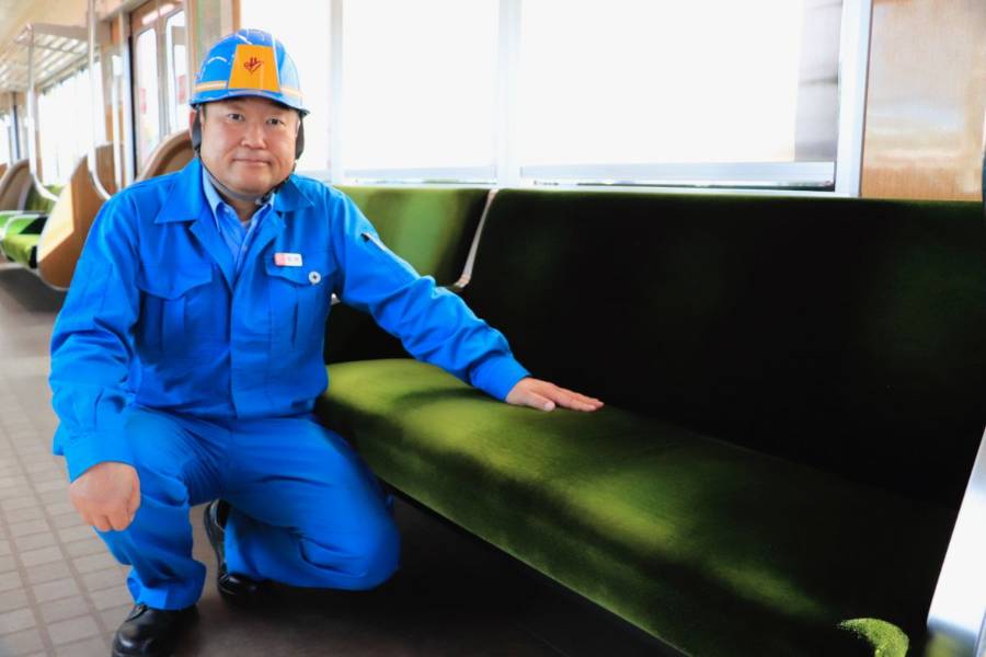 座席シートに手を置く松林さん