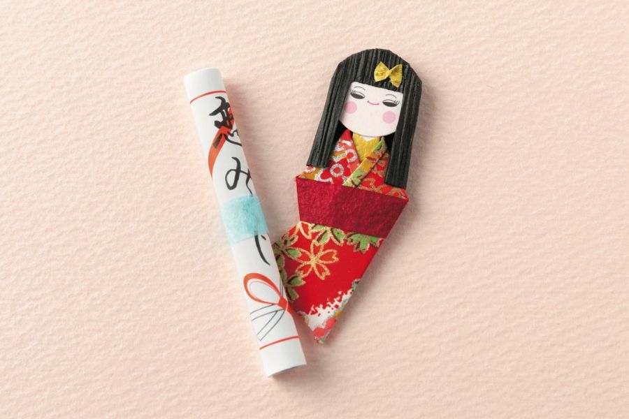 おみくじと人形のお守り