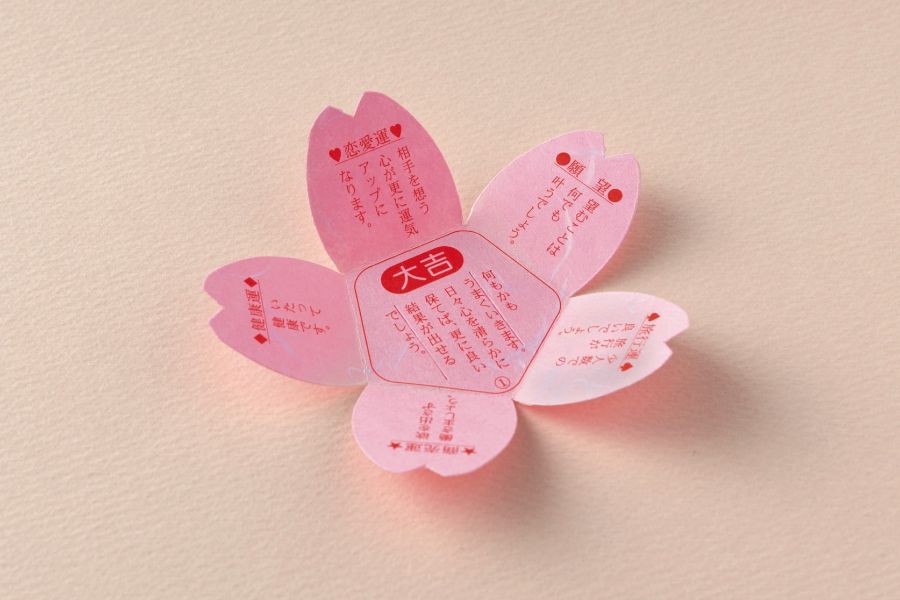 桜のかたちのおみくじ