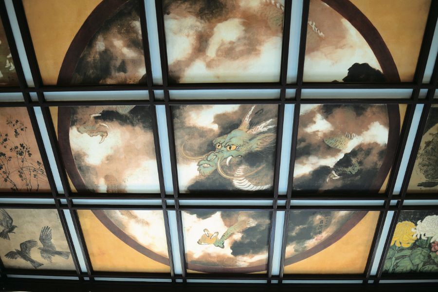 御社殿天井の絵（福田眉仙作「大青龍」）