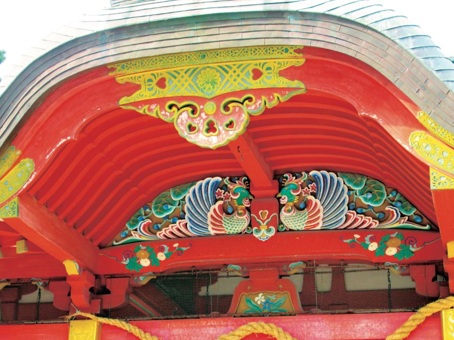 拝殿の鶏の装飾