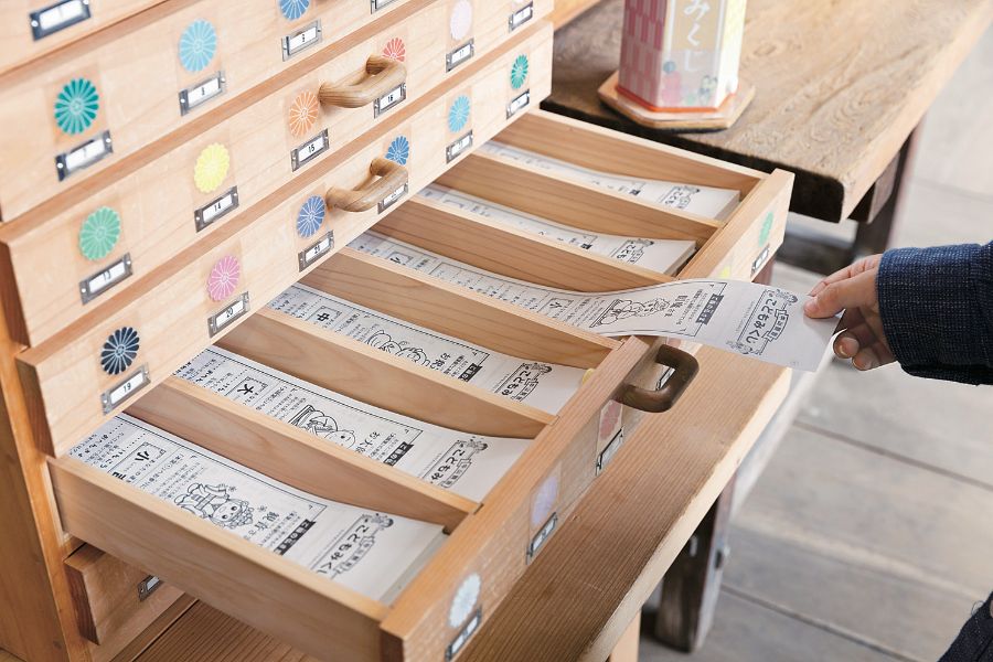 おみくじを引く様子