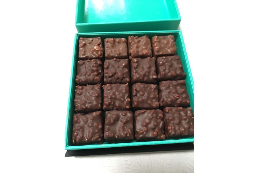 ぎっしり箱に詰まったプラリネ