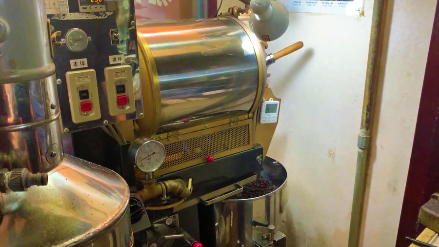 サンシャインの店先にある焙煎機