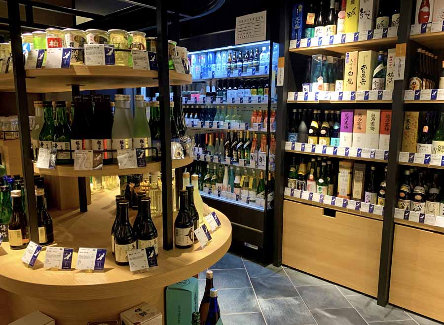 日本酒がずらりと並ぶ新潟をこめ