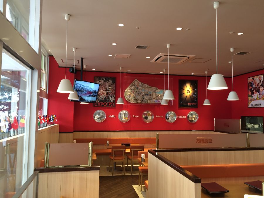 赤い壁に木製の仕切りがついた明るい店内