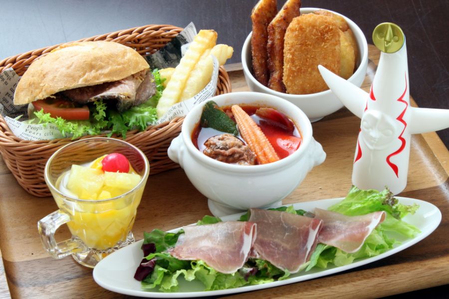 生ハムの前菜、ローストビーフのハンバーガー、ボルシチ、揚げ物3種類、フルーツポンチが付いた「万博プレート」