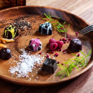 お皿に盛られたローチョコレート