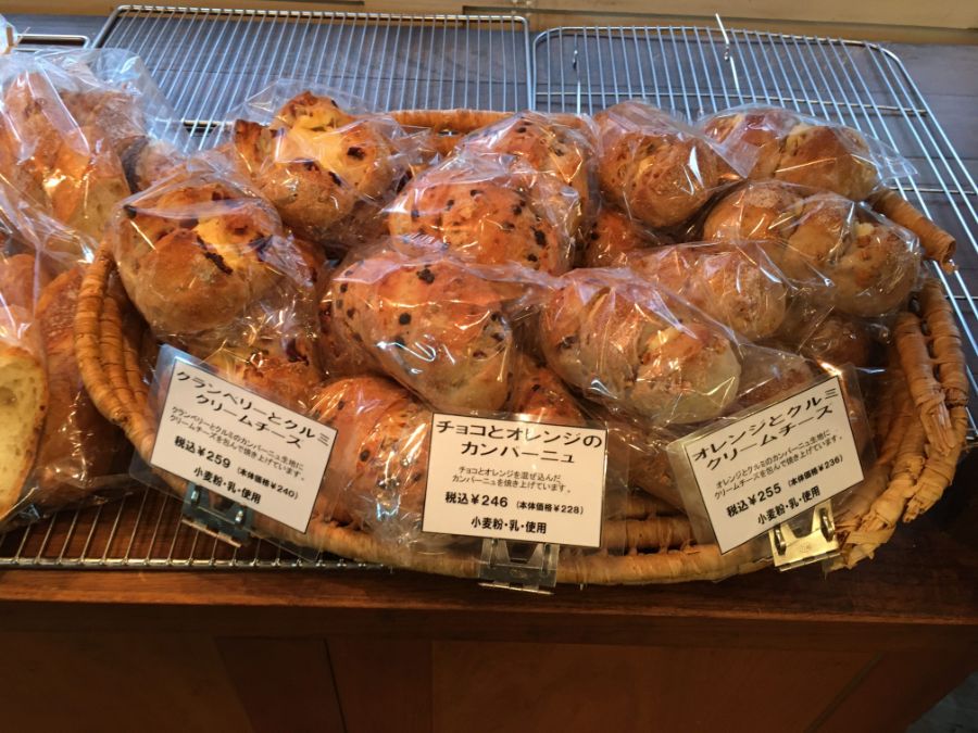 クランベリーとクルミのクリームチーズ、チョコとオレンジ、オレンジとクルミクリームチーズが練りこまれたカンパーニュ