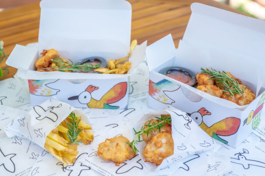 チキンナゲットとフライドポテトが入ったボックス