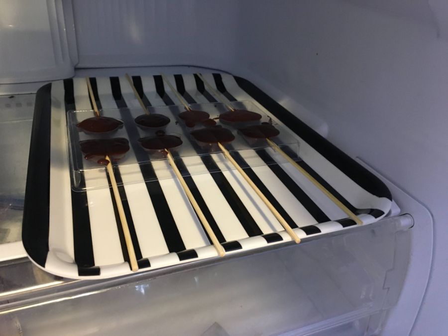 チョコレートを冷蔵庫で冷ます様子