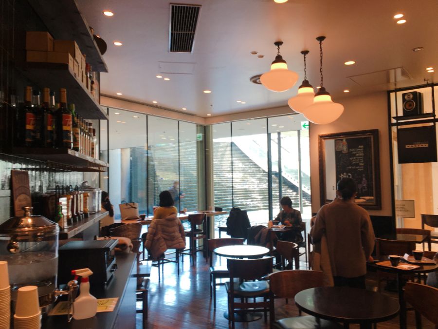 太陽光が降り注ぐ店内