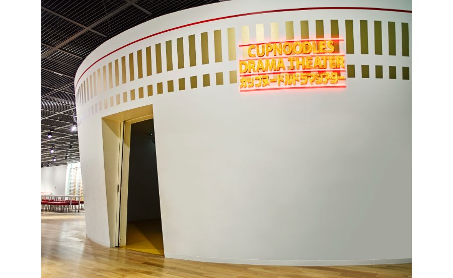 カップヌードル型のシアター！かわいい