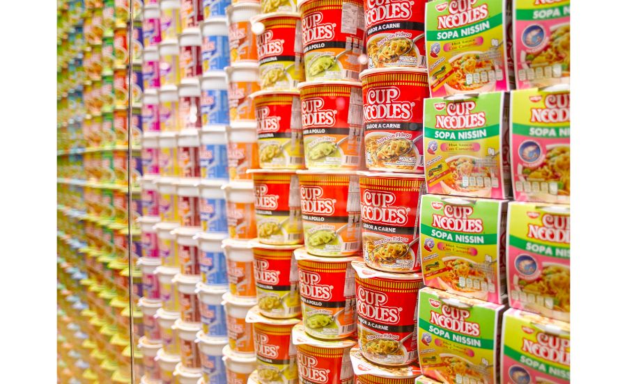 色使いもお国柄がでる世界のカップヌードルのパッケージ