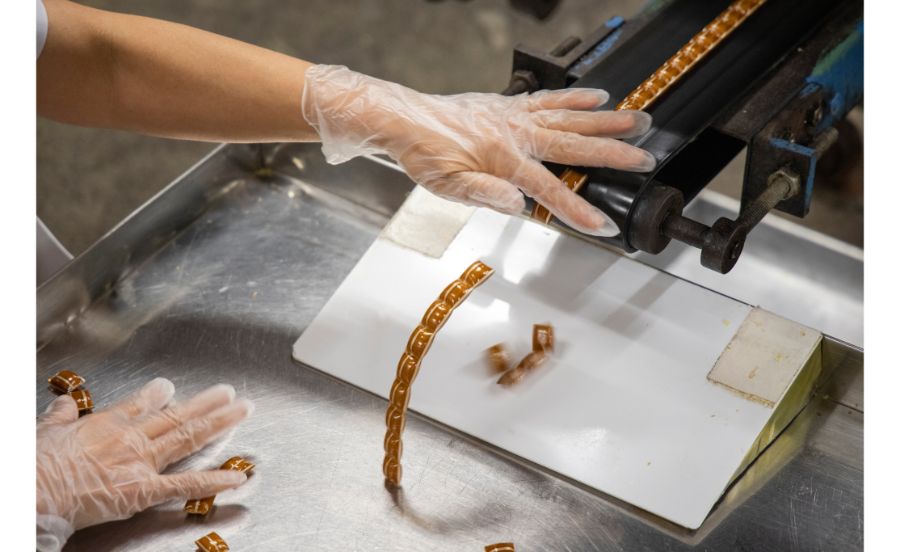 裁断機でカットされた飴