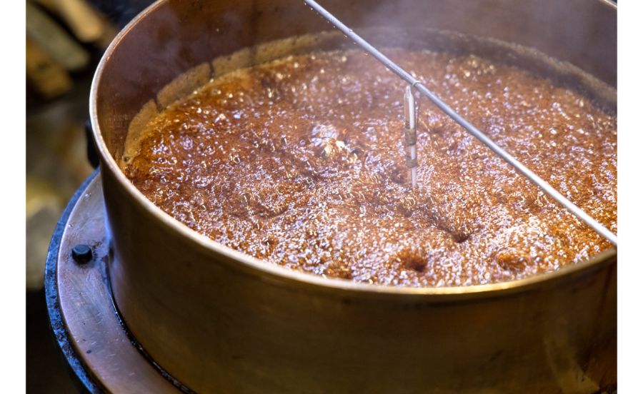 大文字飴本舗の飴を炊く窯