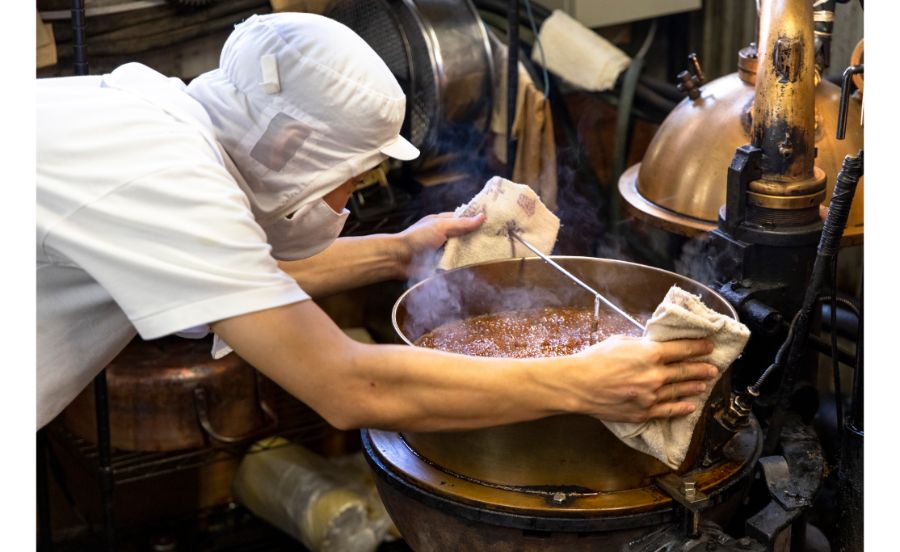 大文字飴本舗の窯を見守る職人