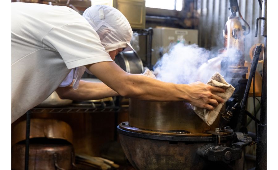 大文字飴本舗の窯を見守る職人