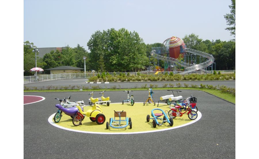 ユニークなおもしろ自転車に乗れる万博おもしろ自転車広場