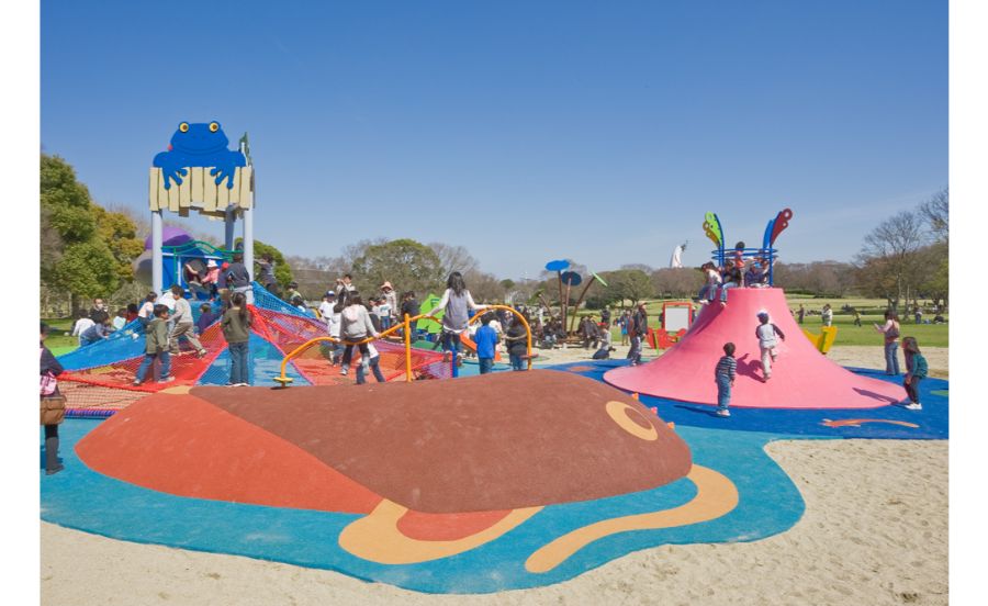 ふわふわネットのトランポリンがあるわくわく池の冒険ひろば