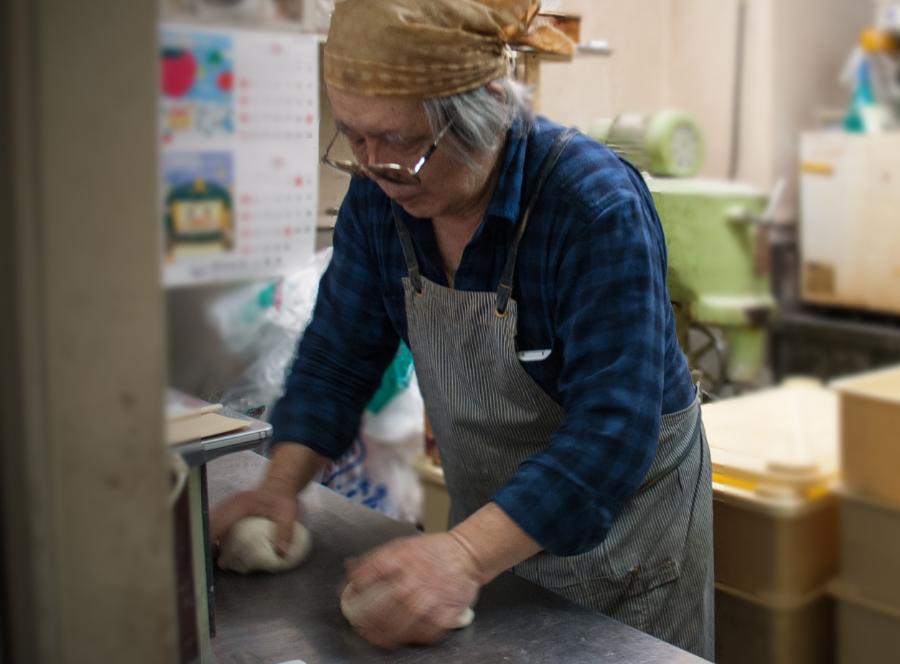 パンを仕込む店主