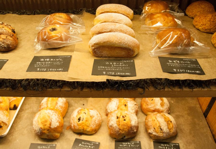 たくさんパンが並んだパンスケープの棚