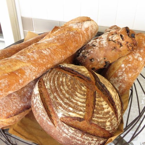 バケット、ブール、パン・ド・カンパーニュなどのハード系パン