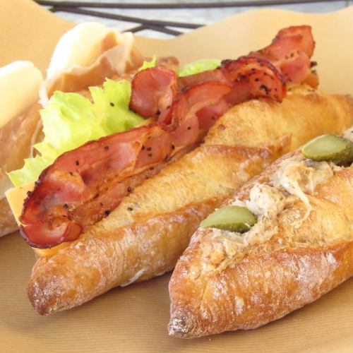 フランスパンにベーコンがサンドされたサンドイッチ